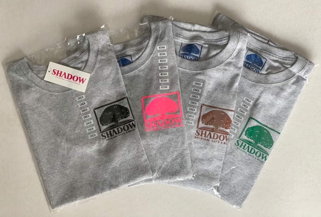 Playera Gris Manga Corta de Dama con Logo en Vinil